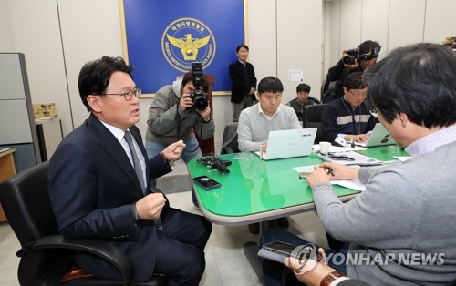 생각 밝히는 황운하 청장(대전=연합뉴스) 김준범 기자 = 황운하 대전지방경찰청장이 27일 오후 지방청 브리핑룸에서 기자들 질문에 답하고 있다. 서울지검 공공수사2부는 황 청장이 울산지방경찰청장으로 재직하면서 지난해 6·13 지방선거 직전 김기현 당시 울산시장을 낙선시키려고 청와대 지시에 따라 '하명수사'를 벌였는지 들여다보고 있다. 2019.11.27 psykims@yna.co.kr