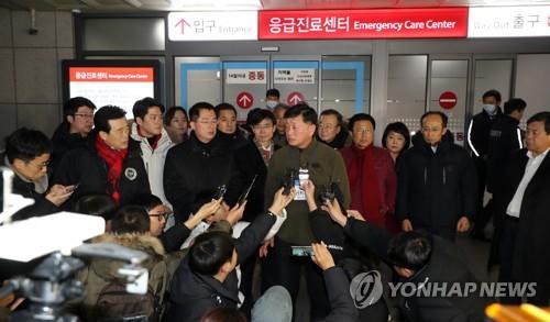 브리핑 하는 김명연 대변인 (서울=연합뉴스) 최재구 기자 = 청와대 앞에서 8일째 단식하던 자유한국당 황교안 대표가 연세대학교 세브란스 병원 응급실로 이송된 지난 27일 응급실 앞에서 김명연 수석 대변인이 상황을 브리핑 하고 있다. jjaeck9@yna.co.kr