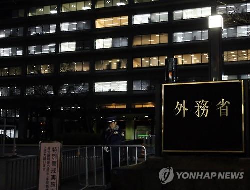 불 밝힌 일본 외무성 [연합뉴스 자료사진]