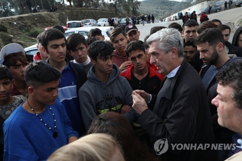 27일(현지시간) 그리스 레스보스섬의 모리아 난민캠프를 방문한 필리포 그란디 유엔난민기구 대표. [로이터=연합뉴스]