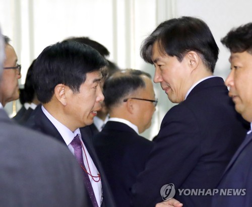 얘기 나누는 조국 전 민정수석과 백원우 전 민정비서관지난해 11월 20일 당시 조국 청와대 민정수석(오른쪽)과 백원우 민정비서관이 제3차 반부패정책협의회에서 얘기를 나누고 있다. [연합뉴스 자료사진]