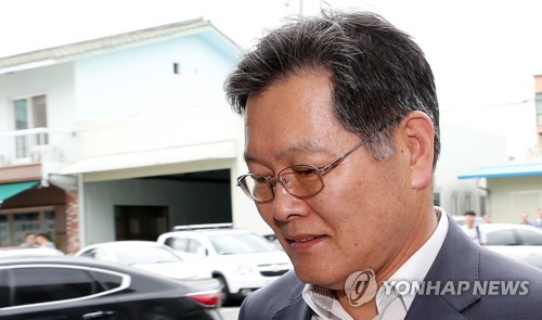 굳은 표정의 이경일 고성군수[연합뉴스 자료사진]