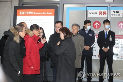 응급실 앞에 모인 자유한국당(서울=연합뉴스) 최재구 기자 = 청와대 앞에서 8일째 단식하던 자유한국당 황교안 대표가 서울 신촌 연세대학교 세브란스 병원 응급실로 이송된 지난 27일 응급실 앞에 나경원 원내대표를 비롯한 의원들과 당직자들이 대기하고 있다. jjaeck9@yna.co.kr