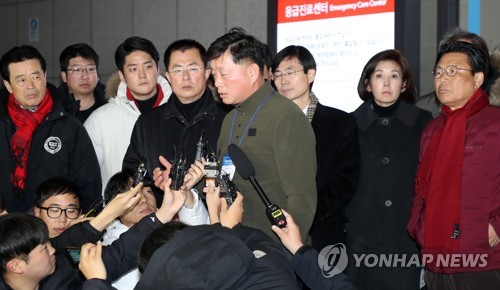 브리핑 하는 김명연 대변인(서울=연합뉴스) 최재구 기자 = 청와대 앞에서 8일째 단식하던 자유한국당 황교안 대표가 연세대학교 세브란스 병원 응급실로 이송된 지난 27일 응급실 앞에서 김명연 수석 대변인이 상황을 브리핑 하고 있다.  jjaeck9@yna.co.kr