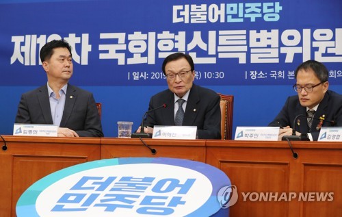 국회 혁신특별위원회 회의 주재하는 민주당 이해찬 대표(서울=연합뉴스) 안정원 기자 = 더불어민주당 이해찬 대표가 28일 오전 서울 여의도 국회에서 열린 국회 혁신특별위원회 회의에서 발언하고 있다. jeong@yna.co.kr