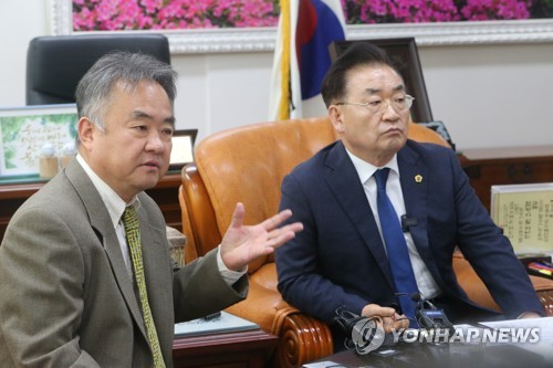 제주도의회 방문한 송재호 위원장(제주=연합뉴스) 고성식 기자 = 송재호 국가균형발전위원회 위원장(왼쪽)이 28일 제주도의회를 찾아 도의회 김태석 의장과 제주 현안에 관해 이야기를 나누고 있다. 2019.11.28 koss@yna.co.kr