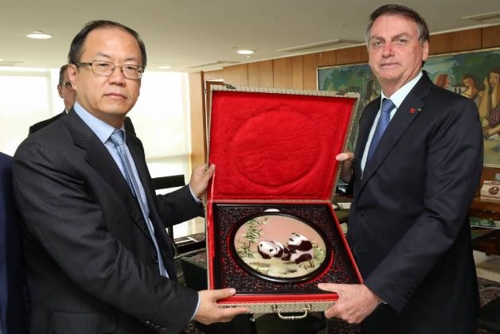 브라질 대통령, 화웨이 CEO 면담보우소나루 대통령이 지난 18일(현지시간) 브라질리아 대통령궁에서 화웨이 브라질 법인의 웨이야오 최고경영자(CEO)를 면담했다. [브라질 뉴스포털 UOL]