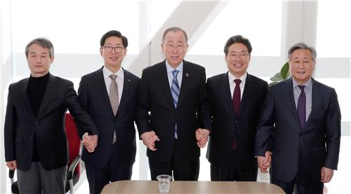 손잡은 반기문 위원장과 양승조 충남지사    (당진=연합뉴스) 29일 충남 당진시 송악문화스포츠센터에서 열린 국가기후환경회의 첫 타운홀 미팅에서 반기문 위원장(가운데)과 양승조 충남지사(왼쪽 두번째), 김홍장 당진시장(오른쪽 두번째) 등이 손을 잡고 기념사진을 찍고 있다. 2019.11.29 [충남도 제공, 재판매 및 DB 금지]