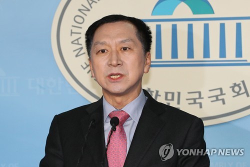 권력기관 개입 의혹 제기하는 김기현 전 울산시장(서울=연합뉴스) 하사헌 기자 = 자유한국당 소속 김기현 전 울산시장이 지난 27일 오전 국회 정론관에서 기자회견을 열고 자신이 경찰 수사를 받으면서 낙선했던 지난해 6·13 지방선거에 권력기관이 개입했다는 의혹을 제기하고 있다.  toadboy@yna.co.kr