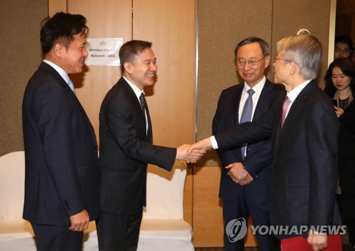 통신사 CEO들과 이야기 하는 최기영 과기정통부 장관(서울=연합뉴스) 정하종 기자 = 최기영 과학기술정보통신부 장관이 29일 오전 서울 영등포구 메리어트 여의도 파크센터에서 통신사 CEO들과 만나 인사를 하고 있다. 왼쪽부터 SKT 박정호 사장, LGU+ 하현회 부회장, KT 황창규 회장, 최 장관. 2019.11.29 chc@yna.co.kr