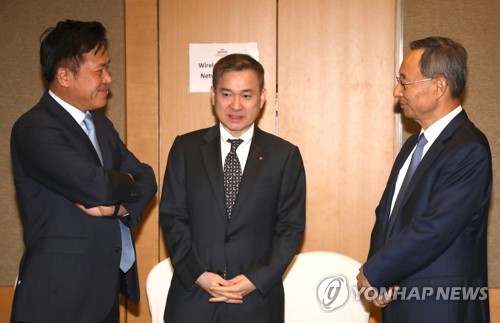 이야기하는 통신사 CEO(서울=연합뉴스) 정하종 기자 = 29일 오전 서울 영등포구 메리어트 여의도 파크센터에서 열린 '과기정통부 장관-통신사 CEO 간담회'에 참석한 통신사 CEO들이 이야기하고 있다. 왼쪽부터 SKT 박정호 사장 LGU+ 하현회 부회장, KT 황창규 회장. 2019.11.29 chc@yna.co.kr