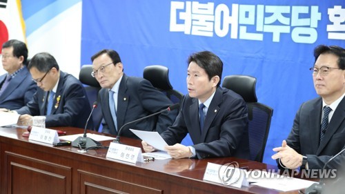 발언하는 이인영 원내대표(서울=연합뉴스) 안정원 기자 = 더불어민주당 이인영 원내대표가 29일 오전 서울 여의도 국회 의원회관에서 열린 확대간부회의에서 발언하고  2019.11.29 jeong@yna.co.kr