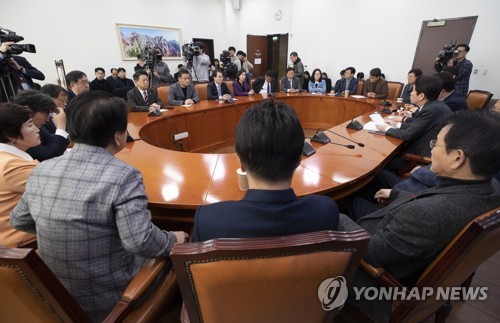 더불어민주당 연석회의(서울=연합뉴스) 윤동진 기자 = 더불어민주당 이인영 원내대표가 30일 오전 국회에서 열린 더불어민주당 중진의원-상임위원장-원내대표단 연석회의에서 모두발언하고 있다. 2019.11.30 mon@yna.co.kr