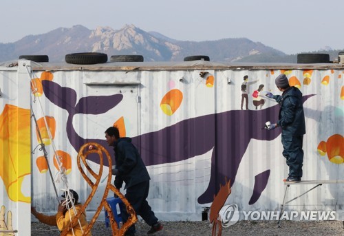 팽목항 세월호 기억공간에 그려지는 벽화(진도=연합뉴스) 박철홍 기자 = 30일 오후 전남 진도군 팽목항 세월호 기억공간 컨테이너에 벽화가 그려지고 있다. 2019.11.30 pch80@yna.co.kr