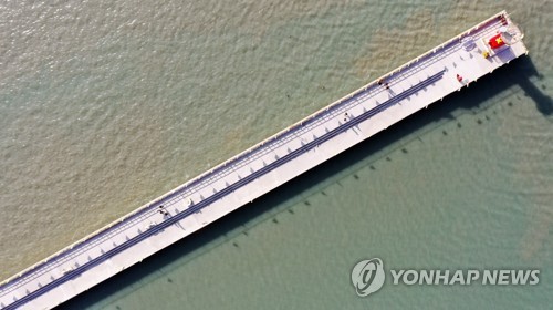 팽목항 세월호 등대길(진도=연합뉴스) 박철홍 기자 = 30일 오후 전남 진도군 팽목항의 등대길이 세월호 추모 깃발만 나부끼고 인적이 드문 모습을 보이고 있다. 2019.11.30 pch80@yna.co.kr