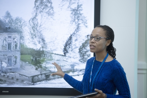 네이버랩스유럽(NLE)의 랩디렉터 나일라 머레이 박사가 지난달 28일 프랑스 그르노블의 NLE를 방문한 한국 언론에 최신 연구 흐름을 소개하는 모습. [네이버 제공=연합뉴스]