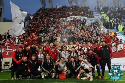 3위 확정하고 기뻐하는 FC서울 선수단[한국프로축구연맹 제공]