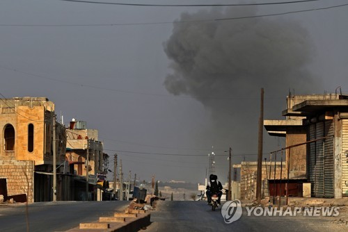 지난달 26일 시리아 이들립주 남부 카프르 루마흐 마을에서 정부군의 공습으로 연기가 치솟는 모습 [AFP 연합뉴스 자료사진. 재판매 및 DB 금지]