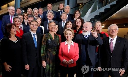 우르줄라 폰데어라이엔 신임 EU 집행위원장(가운데)과 새 집행위원단 [로이터=연합뉴스 자료사진]