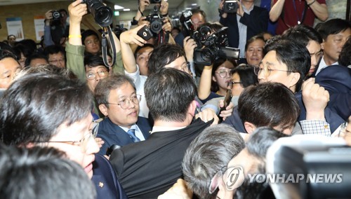 법안 제출 시도에 충돌하는 한국당과 민주당[연합뉴스 자료사진]