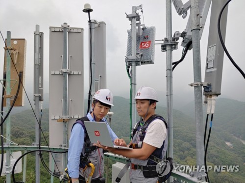 KT, 전국에 5G 기지국 6만개 개통 완료(서울=연합뉴스) KT 네트워크부문 직원들이 대구 팔공산에 5G 기지국을 설치하고 품질을 점검하고 있다. 2019.9.1 
    [KT 제공. 재판매 및 DB 금지] photo@yna.co.kr