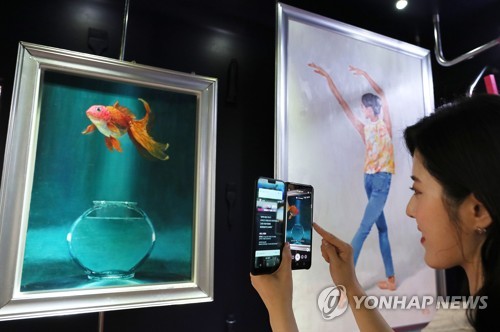 '생동감 있는 예술작품'(서울=연합뉴스) 이지은 기자 = 9월 3일 오전 서울 마포구 6호선 공덕역에서 모델들이 LG유플러스의 5G 기술을 활용해 작품을 증강현실(AR)로 관람하는 'U+5G 갤러리' 를 체험하고 있다. 2019.9.3 jieunlee@yna.co.kr
