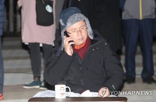 황교안, '누구와 통화?'3일째 단식 중인 자유한국당 황교안 대표가 11월 22일 오후 청와대 앞 분수대 광장에서 강기정 청와대 정무수석에게 지소미아 효력정지 연기 관련 설명을 들은 후 전화 통화를 하고 있다.