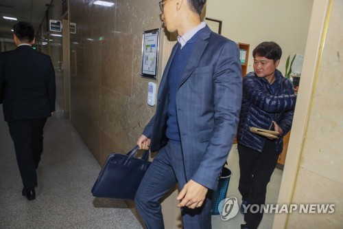 패스트트랙 수사' 검찰, 국회 운영위 등 압수수색(서울=연합뉴스) 진성철 기자 = 지난 4월 여야의 신속처리안건(패스트트랙) 충돌 사건 수사와 관련해 검찰 직원들이 28일 국회 운영위원회 입법조사관실 등을 압수수색한 뒤 나오고 있다.
     2019.11.28 zjin@yna.co.kr