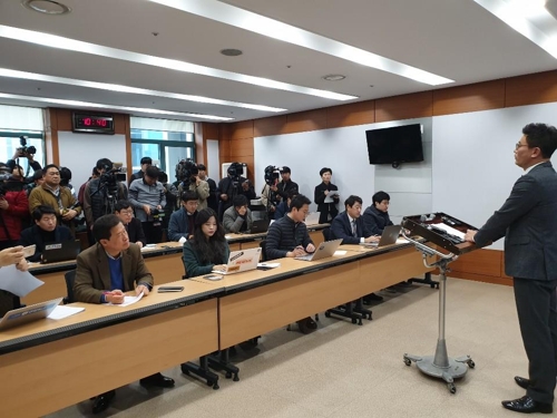 김기현 전 울산시장 비서실장 기자회견(울산=연합뉴스) 장영은 기자 = 2일 울산시의회 프레스센터에서 김기현 전 울산시장 비서실장인 박기성 자유한국당 울산시당 6·13지방선거 진상규명위원회 부단장이 '공권력을 동원한 선거부정 사건과 관련해 현 울산시 경제부시장 송병기씨에게 보내는 공개질의서'라는 제목으로 기자회견을 열고 있다.