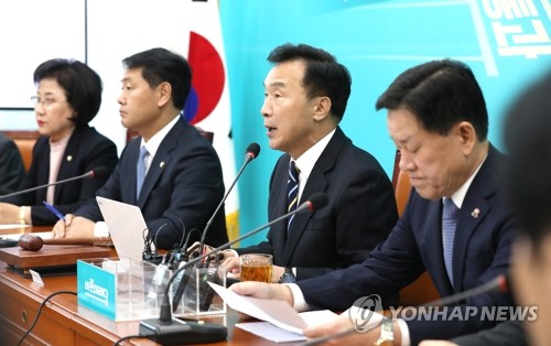 발언하는 손학규 대표(서울=연합뉴스) 안정원 기자 = 바른미래당 손학규 대표(왼쪽 세번째)가 2일 오전 서울 여의도 국회에서 열린 최고위원회의에서 발언하고 있다.  jeong@yna.co.kr