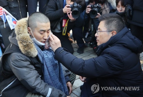 단식 청년 눈물 닦아주는 황교안 대표(서울=연합뉴스) 진성철 기자 = 단식투쟁을 했던 자유한국당 황교안 대표가 2일 청와대 사랑채 앞 투쟁천막 인근에서 6일째 단식 중인 청년화랑 대표 김현진과 대화하던 중 눈물을 닦아주고 있다. zjin@yna.co.kr