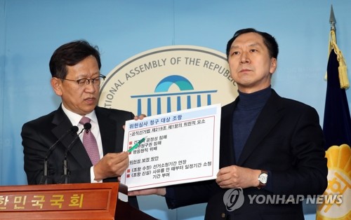 김기현 "선거무효 소송 제기하겠다"(서울=연합뉴스) 하사헌 기자 = 김기현 전 울산광역시장(오른쪽)이 2일 오전 국회 정론관에서 기자회견을 열고 작년 6월 실시된 울산광역시장 선거에 대해 선거 무효소송을 제기하겠다고 밝히고 있다. toadboy@yna.co.kr