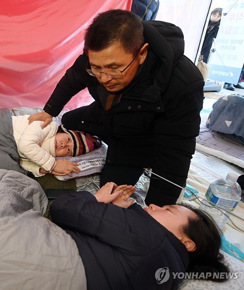 단식 중인 정미경-신보라 격려하는 황교안(서울=연합뉴스) 진성철 기자 = 단식투쟁을 했던 자유한국당 황교안 대표가 2일 청와대 사랑채 앞 투쟁 천막을 방문해 단식 중인 정미경 의원(왼쪽)과 신보라 의원을 격려하고 있다. zjin@yna.co.kr