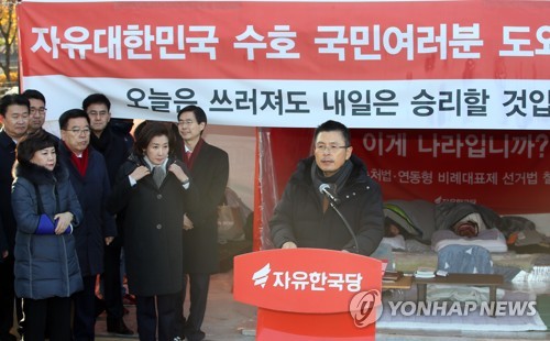 최고위 발언하는 황교안(서울=연합뉴스) 진성철 기자 = 단식투쟁을 했던 자유한국당 황교안 대표가 2일 청와대 사랑채 인근 투쟁천막 앞에서 열린 최고위원회의에서 발언하고 있다. zjin@yna.co.kr