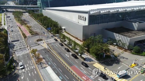 부산 벡스코 앞 모터케이드 행렬(부산=연합뉴스) 지난달 한·아세안 특별정상회의가 열린 부산 벡스코 앞 도로에서 참가국 정상 등을 태운 모터케이드 행렬이 지나가고 있다. 경찰은 회의기간 모터사이클 120대로 국가별 전담 모터케이드(자동차 행렬) 45개를 운영해 안전사고 없이 귀빈의 안전한 이동을 책임졌다. 2019.12.2 [부산경찰청 제공. 재판매 및 DB 금지] wink@yna.co.kr