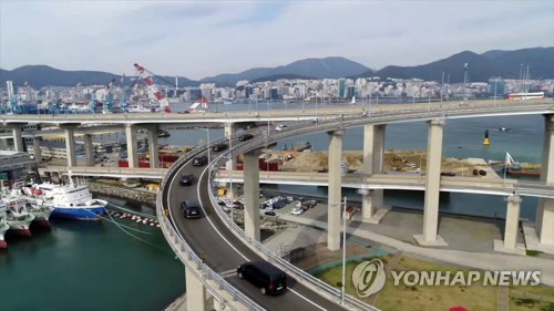 부산항대교 지나가는 한·아세안 정상 호위차량(부산=연합뉴스) 지난달 부산에서 한·아세안 특별정상회의가 열린 가운데 영도구 부산항대교 진입로에 참가국 정상 등을 태운 모터케이드 행렬이 지나가고 있다. 경찰은 회의기간 모터사이클 120대로 국가별 전담 모터케이드(자동차 행렬) 45개를 운영해 안전사고 없이 귀빈의 안전한 이동을 책임졌다. 2019.12.2 [부산경찰청 제공. 재판매 및 DB 금지] wink@yna.co.kr