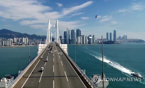 육해공 철통 방어 한·아세안 모터케이드 행렬(부산=연합뉴스) 지난달 부산에서 한·아세안 특별정상회의가 열린 가운데 차량이 통제된 광안대교에 참가국 정상 등을 태운 모터케이드 행렬이 지나가고 있다. 바다에는 경비정이 하늘에는 헬기가 모터케이드 행렬을 호위한다. 경찰은 회의기간 모터사이클 120대로 국가별 전담 모터케이드(자동차 행렬) 45개를 운영해 안전사고 없이 귀빈의 안전한 이동을 책임졌다. 2019.12.2 [부산경찰청 제공. 재판매 및 DB 금지] wink@yna.co.kr