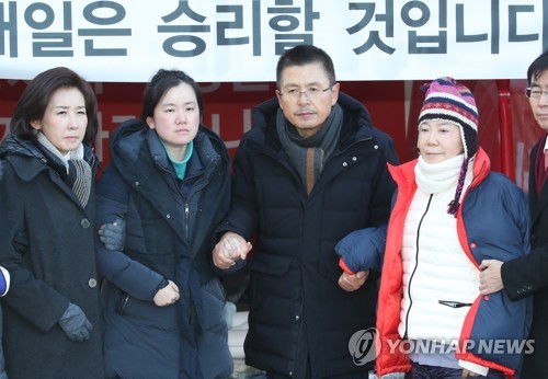 동조단식 정미경·신보라 부축해 나오는 황교안(서울=연합뉴스) 단식을 중단하고 당무에 복귀한 자유한국당 황교안 대표(가운데)가 2일 청와대 사랑채 인근 투쟁천막에서 동조단식 중이던 정미경(가운데 오른쪽), 신보라 최고위원을 부축해 병원으로 보내고 있다.  2019.12.2   [자유한국당  제공. 재판매 및 DB 금지] zjin@yna.co.kr