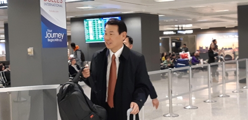 한미방위비분담금 협상차 미국 도착한 정은보 대사 (워싱턴=연합뉴스) 류지복 특파원 = 정은보 한미 방위비분담협상대사는 2일(현지시간) 3~4일 워싱턴에서 열리는 4차 한미방위비분담금 협상을 위해 덜레스국제공항에 도착한 뒤 공항을 빠져나오고 있다. 2019.12.2. jbryoo@yna.co.kr