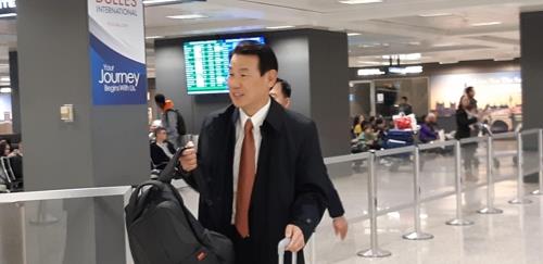 한미방위비분담금 협상차 미국 도착한 정은보 대사 (워싱턴=연합뉴스) 류지복 특파원 = 정은보 한미 방위비분담협상대사는 2일(현지시간) 3∼4일 워싱턴에서 열리는 4차 한미방위비분담금 협상을 위해 덜레스국제공항에 도착한 뒤 공항을 빠져나오고 있다. jbryoo@yna.co.kr