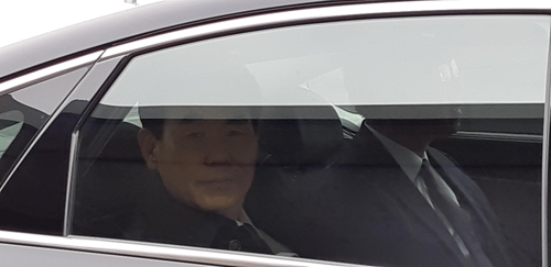 한미방위비분담금 협상차 미국 도착한 정은보 대사 (워싱턴=연합뉴스) 류지복 특파원 = 정은보 한미 방위비분담협상대사는 2일(현지시간) 3∼4일 워싱턴에서 열리는 4차 한미방위비분담금 협상을 위해 덜레스국제공항에 도착한 뒤 이동하기 위해 승용차에 탑승해 있다. jbryoo@yna.co.kr