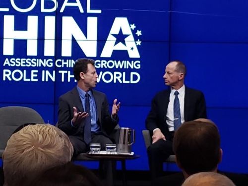 (워싱턴=연합뉴스) 임주영 특파원 = 데이비드 스틸웰 미국 국무부 동아시아·태평양 담당 차관보(오른쪽)가 2일(현지시간) 워싱턴DC에서 열린 브루킹스연구소 세미나에서 토론하고 있다. 2019.12.2. zoo@yna.co.kr