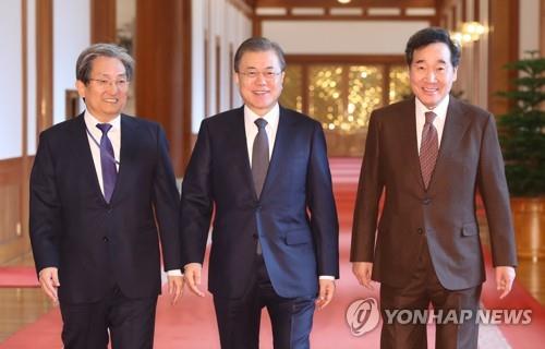 문 대통령, 국무회의장으로(서울=연합뉴스) 이진욱 기자 = 문재인 대통령이 3일 오전 청와대에서 열린 국무회의에 이낙연 국무총리(오른쪽), 노영민 비서실장과 함께 입장하고 있다. cityboy@yna.co.kr