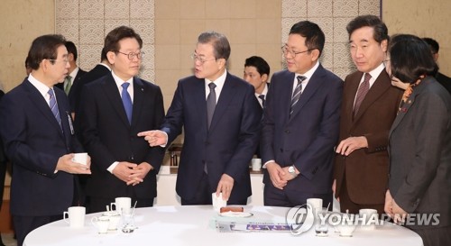 국무위원들과 대화하는 문 대통령(서울=연합뉴스) 이진욱 기자 = 문재인 대통령이 3일 오전 청와대에서 열린 국무회의에 앞서 국무위원들과 대화하고 있다. cityboy@yna.co.kr