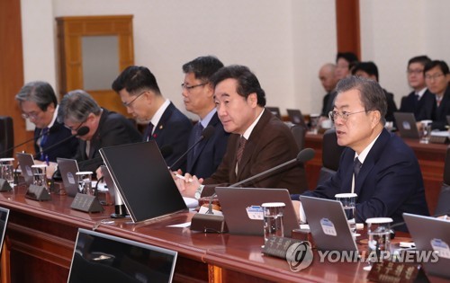 국무회의 주재하는 문 대통령(서울=연합뉴스) 이진욱 기자 = 문재인 대통령이 3일 오전 청와대에서 열린 국무회의를 주재하고 있다. 2019.12.3 cityboy@yna.co.kr