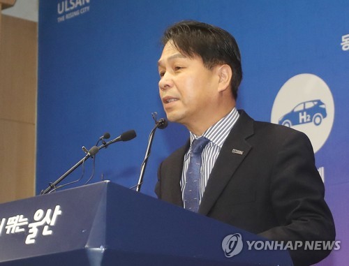 송철호 울산시장 입장 발표하는 시 대변인(울산=연합뉴스) 김용태 기자 = 3일 오전 울산시청 프레스센터에서 전인석 시 대변인이 최근 황운하 전 울산경찰청장(현 대전경찰청장) 등과 관련한 언론 보도에 대한 송철호 울산시장의 입장을 대신 발표하고 있다. 2019.12.3 yongtae@yna.co.kr