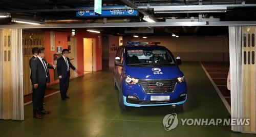 박근혜 전 대통령 다시 구치소로(서울=연합뉴스) 박동주 기자 = 지난 9월 어깨 부위 수술을 받았던 박근혜 전 대통령이 탑승한 호송차가 3일 오후 서울성모병원을 빠져나가고 있다. 2019.12.3 pdj6635@yna.co.kr