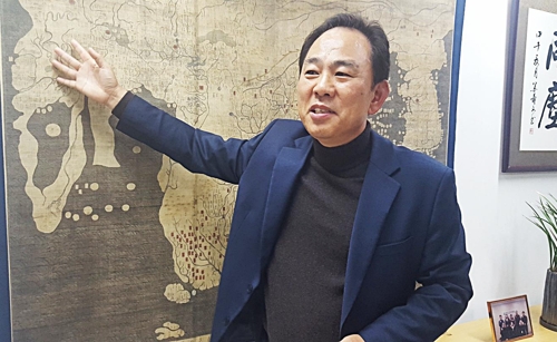 (서울=연합뉴스) 이희용 기자 = 김도균 한국이민재단 이사장이 집무실 벽에 걸린 조선 초기 혼일강리역대국도지도(混一疆理歷代國都之圖)를 가리키며 "우리 선조의 국제적 지식과 안목이 당대 세계 최고였다"고 역설하고 있다.