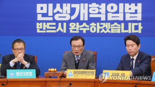 최고위 발언하는 이해찬(서울=연합뉴스) 진성철 기자 = 더불어민주당 이해찬 대표(가운데)가 4일 국회에서 열린 최고위원회의에서 발언하고 있다. 2019.12.4 zjin@yna.co.kr