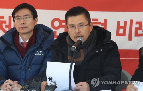 발언하는 황교안 대표(서울=연합뉴스) 서명곤 기자 = 자유한국당 황교안 대표가 4일 오전 청와대 사랑채 앞 '투쟁텐트'에서 열린 당 대표 및 최고위원·중진의원 연석회의에서 발언하고 있다. 2019.12.4 seephoto@yna.co.kr